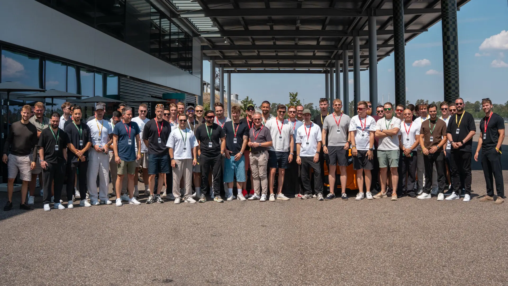 Inner Circle Community beim Treffen an der Rennstrecke